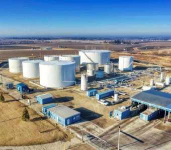 What are the advantages of BESS storage batteries_ Here's why they are becoming fundamental for the future of energy_ Industrial factory, with production infrastructure and energy management equipment