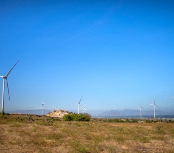 What are the main technical and natural risks that an insurance broker assesses at an onshore wind farm in 2026?