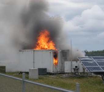 What the risk of thermal runaway entails (BESS container on fire, black smoke, photovoltaic park)