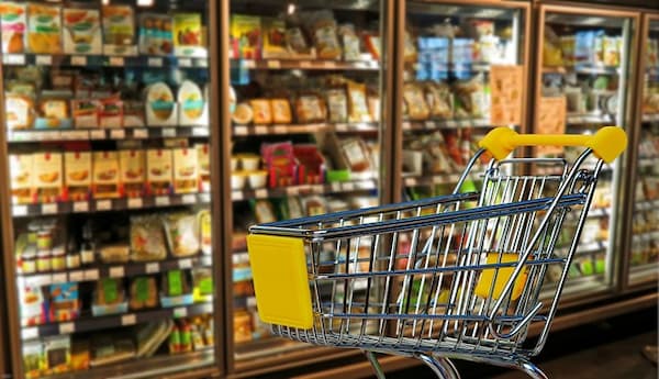 retragere produse alimentare - carucior de supermarket in fata unor vitrine cu alimente
