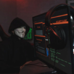 Ce este si cum poate fi prevenita ingineria sociala - un hacker mascat in fata mai multor ecrane de computer