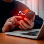 Ce este smishing-ul (sms fraudulos, inselaciune, persoana care acceseaza un link periculos, telefon)