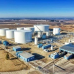 Care sunt avantajele bateriilor de stocare BESS_ Iata de ce devin fundamentale pentru viitorul energiei_Fabrica industriala, cu infrastructura de productie si echipamente pentru gestionarea energiei