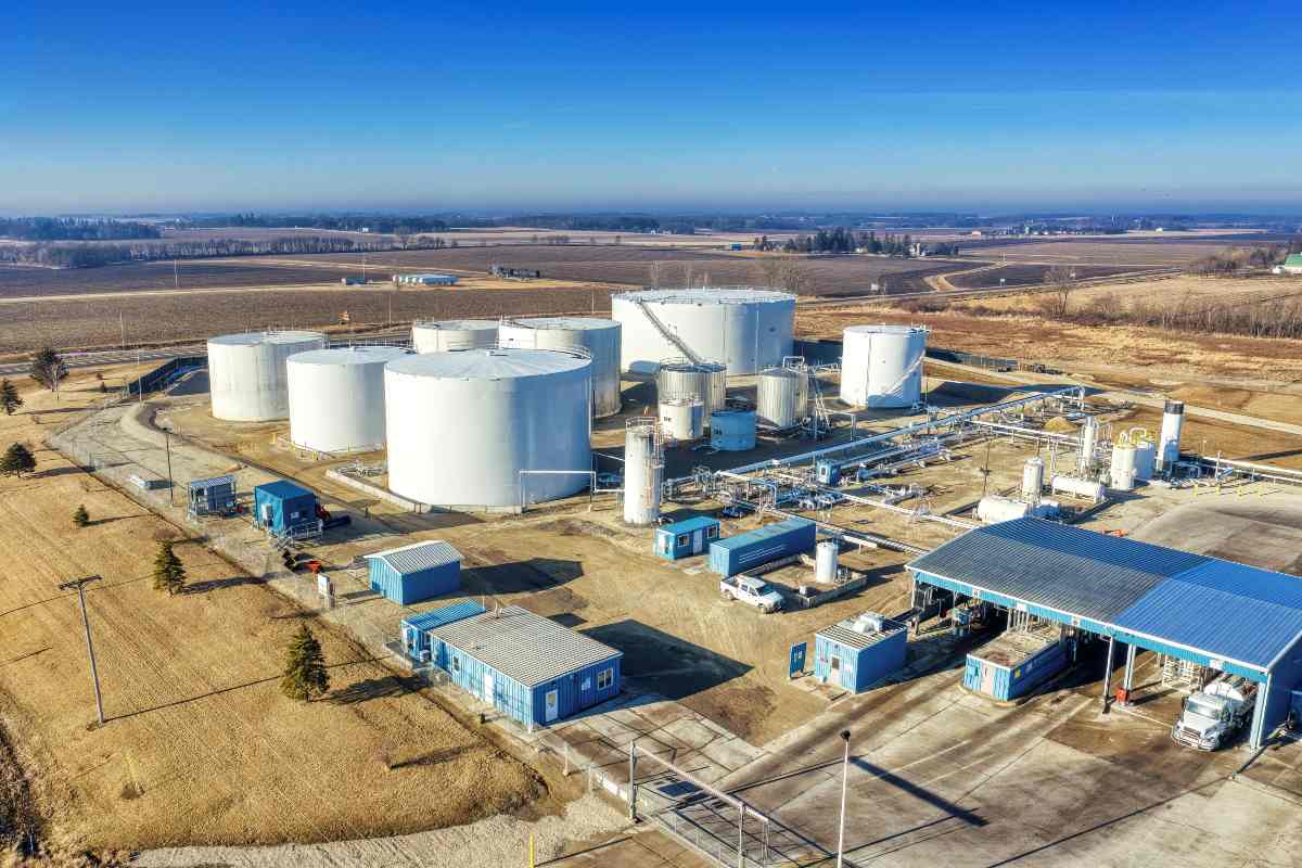 Care sunt avantajele bateriilor de stocare BESS_ Iata de ce devin fundamentale pentru viitorul energiei_Fabrica industriala, cu infrastructura de productie si echipamente pentru gestionarea energiei