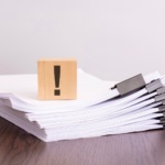 Dacă un client mă dă în judecată (reclamatii, documente de la clienti, cub cu semnul exclamarii)