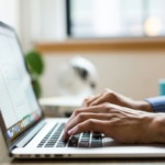 Ce este un keylogger si cum ajuta la prevenirea furtului de date_Intre risc si instrument de securitate digitala_Persoana utilizand laptopul la birou