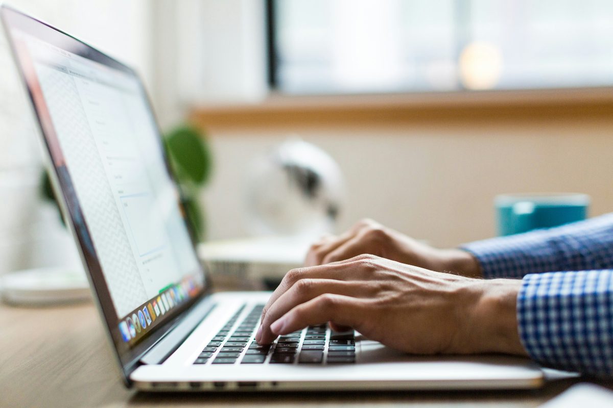 Ce este un keylogger si cum ajuta la prevenirea furtului de date_Intre risc si instrument de securitate digitala_Persoana utilizand laptopul la birou