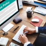 Pentru un business online (antreprenor care verifica conditiile unei asigurari, research important, birou)