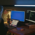 Ce este un rootkit si de ce este greu de detectat_ Cum se ascunde in sistem si de ce reprezinta o amenintare majora_Femeie utilizand un laptop si computere la birou