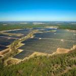 Care sunt riscurile operaționale specifice (fotografie aeriana cu un parc solar, panouri fotovoltaice, zona de campie)
